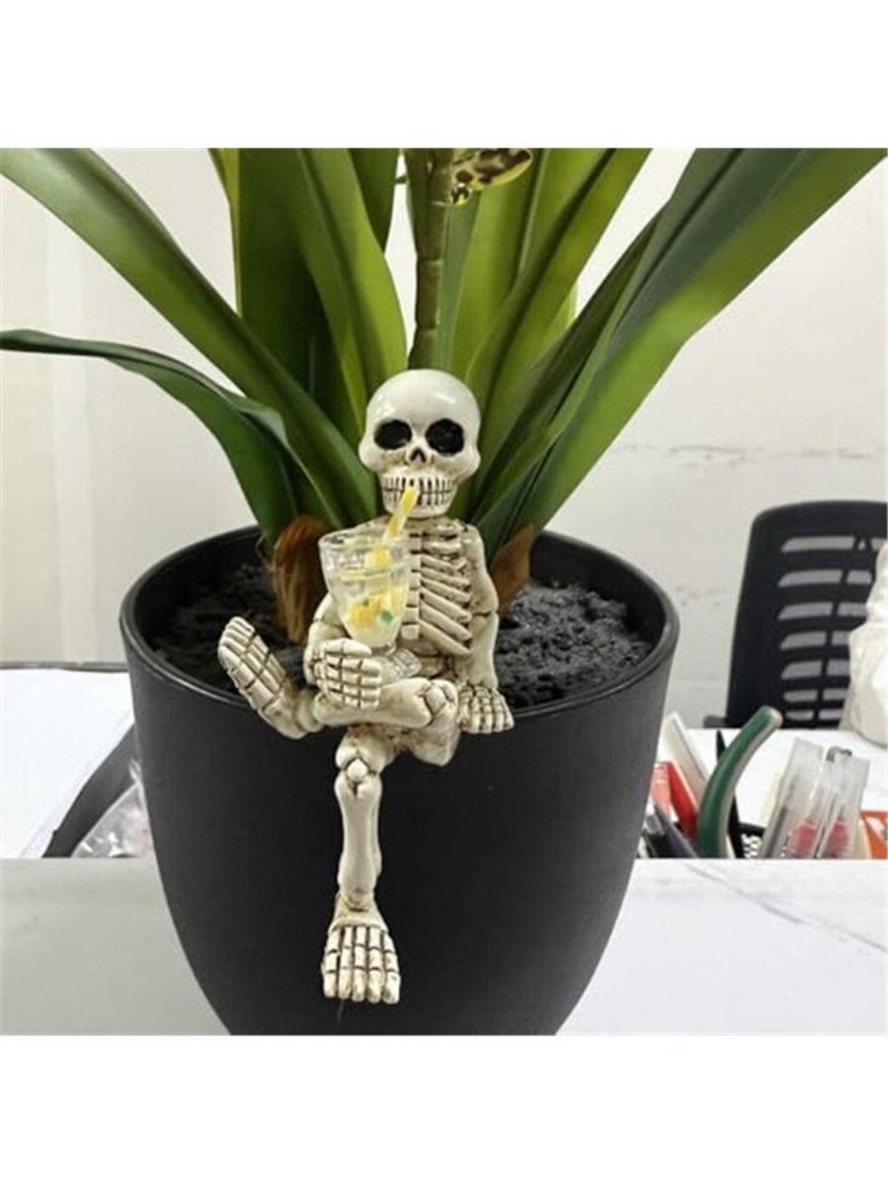 Halloween Skeleton Flowerpot Decoration, Weather Resistant Resin Garden Statue